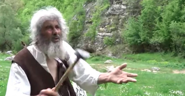 (Видео) Се вакцинираше пештерскиот човек од Пирот: Тука има минерална вода и доаѓаат луѓе да се лечат, па се плашам да не ме заразат