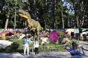 (Видео) Се скрши вратот на еден од диносаурусите во Дино-паркот
