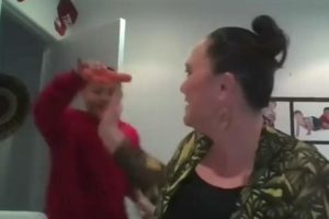 (Видео) Синот на министерката на Нов Зеланд го прекина интервјуто во живо, за да ѝ покаже морков во форма на фалус