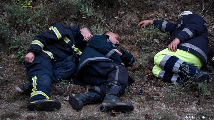 Изморени пожарникари близу Делчево земаат оддишка по 14 часа борба со огнот