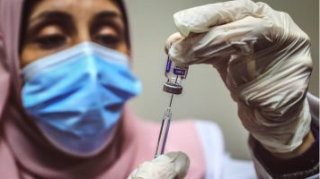 Израелски експерти: Третата доза на вакцина значително го намалува ризикот од инфекција