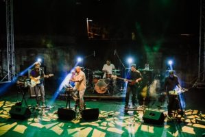 Музичко патување со „Фолтин“ на Хераклеја: Битолскиот бенд обележа 25 години од својот прв концерт