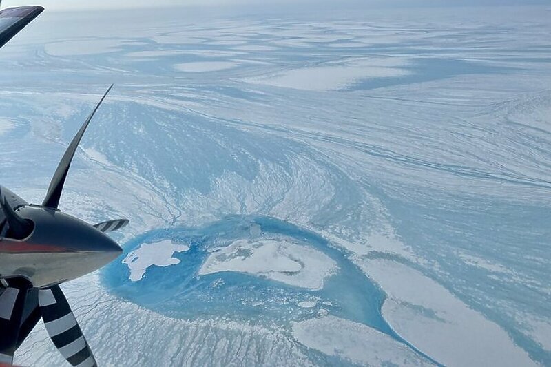 Научниците од авион го снимија загрижувачкото екстремно топење на мразот на Гренланд (ВИДЕО)