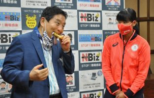 Олимписката шампионка Миу Гото ќе добие нов златен медал, затоа што градоначалникот и го гризна оној што го освои