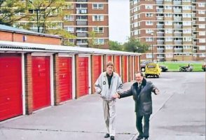 Продадена црвената врата од гаражата на Родни и Дел Бој