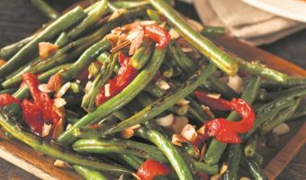 Салата со боранија, печени црвени пиперки и бадеми