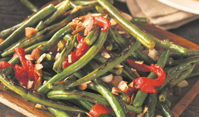 Салата со боранија, печени црвени пиперки и бадеми