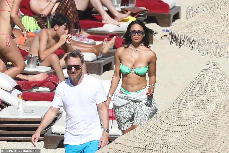 (Фото) Дејвид Гета со девојка си ужива на одмор на Миконос
