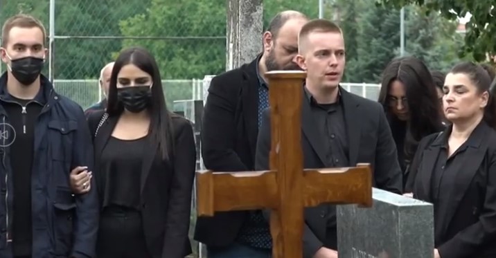 (Фото) Лане Гутовиќ погребан во семејната гробница: Сакаше да замине тивко, со крст, без цвеќе и музика