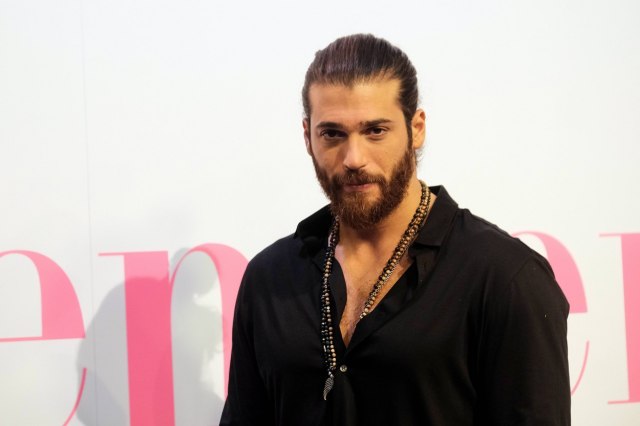 (Фото) Тамбураши, вино и пури: Турскиот актер Џан Јаман се опушти во кафеана во Белград