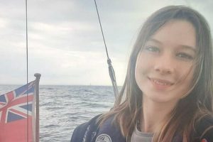 Четиринаесетгодишно девојче само ја обиколи Велика Британија со едрилица, парите кои ги собрала ќе ги донира во добротворни цели