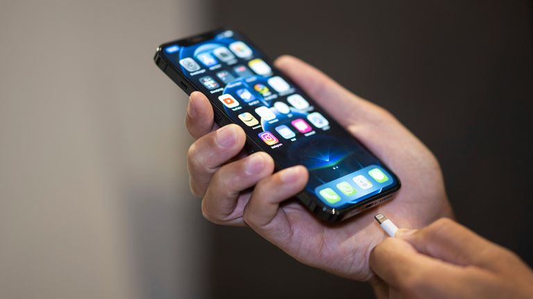 Apple контра ЕУ: Универзален полнач ќе ги обесхрабри иновациите