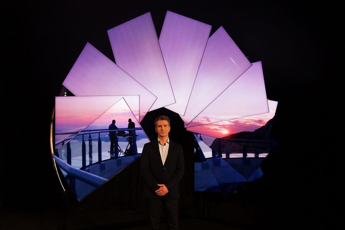 Samsung и уметникот Мајкл Марфи нудат нова перспектива на визуелната забава благодарение на неверојатно тенкиот Neo QLED телевизор