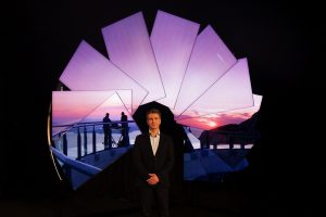 Samsung и уметникот Мајкл Марфи нудат нова перспектива на визуелната забава благодарение на неверојатно тенкиот Neo QLED телевизор