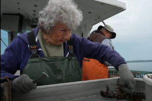 (Видео) Баба на 101 година лови јастози во Атлантски Океан