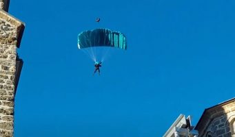 (Видео) Владиката Јован скокна со падобран во чест на партијархот Порфириј