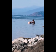 (Видео) Во Охридското езеро се капат со шампон, ни во 21 век не се откажа навиката да мијат глави ко да се во када