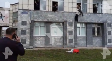 (Видео) Напад на Универзитет во Русија, студенти бегаат низ прозори, има и жртви