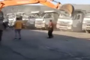 (Видео) Незадоволен работник со багер уништил пет камиони на фирмата во која работел, затоа што не добил плата