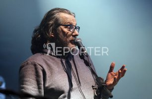 (Видео) Остани мала под јорганот и не ме пипкај со коленото: Џамбазов има нова песна