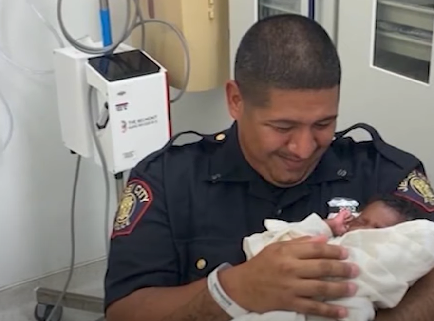 (Видео) Полицаец спаси едномесечно бебе, откако непознат маж го фрли од зграда