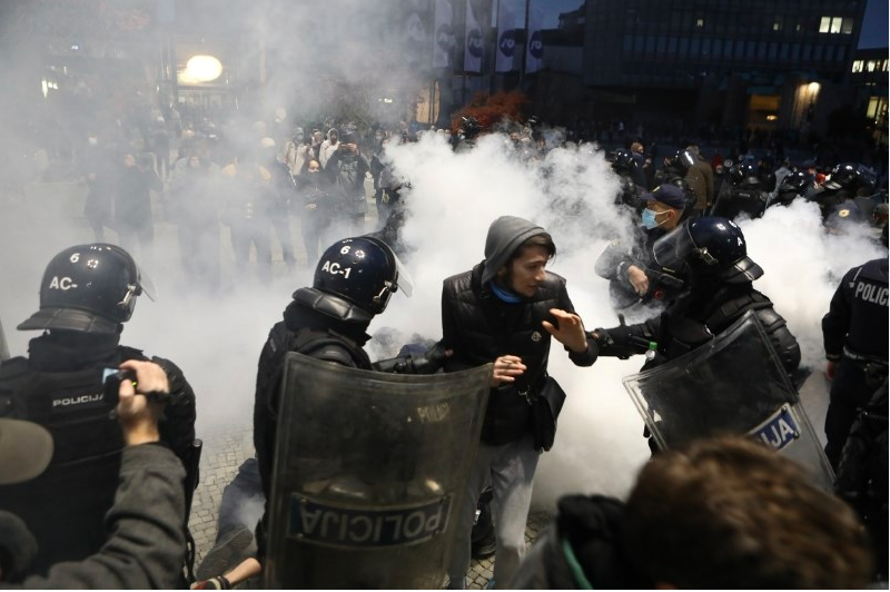 (Видео) Протести против ковид мерките во Љубљана, откако почнаа да фрлаат со запалени факли, полицијата со солзавец и водени топови ги растера антиваксерите