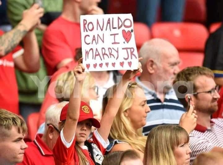(Видео) Роналдо може ли да се омажам за Јуниор, девојче држеше транспарент меѓу фановите на Манчестер јунајтед, по двата гола на Португалецот
