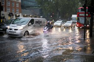(Видео) Силен дожд ги поплави улиците во Лондон