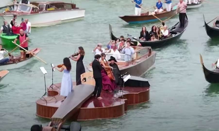 (Видео) Сплав во вид на виолина пловеше низ Венеција во чест на жртвите од Ковид-19