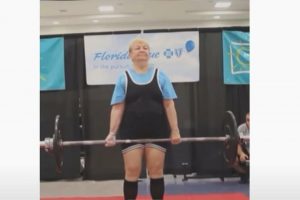 (Видео) Стогодишна баба сруши Гинисов рекорд во дигање тегови