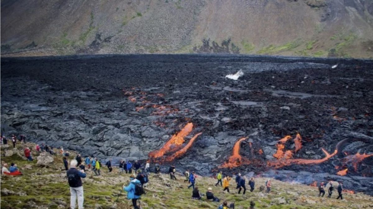 Ерупцијата на вулканот во Исланд е спектакл за туристите кои го опседнуваат островот (ВИДЕО)
