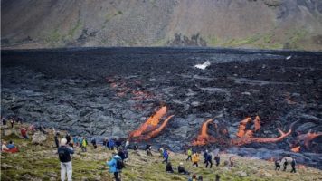 Ерупцијата на вулканот во Исланд е спектакл за туристите кои го опседнуваат островот (ВИДЕО)