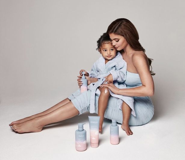 Кајли Џенер со ќерката Сторми промовира козметика за деца и бебиња