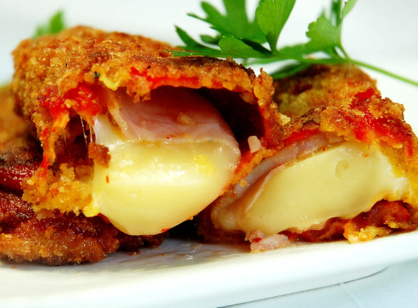 Похувани пиперки полнети со шунка и кашкавал