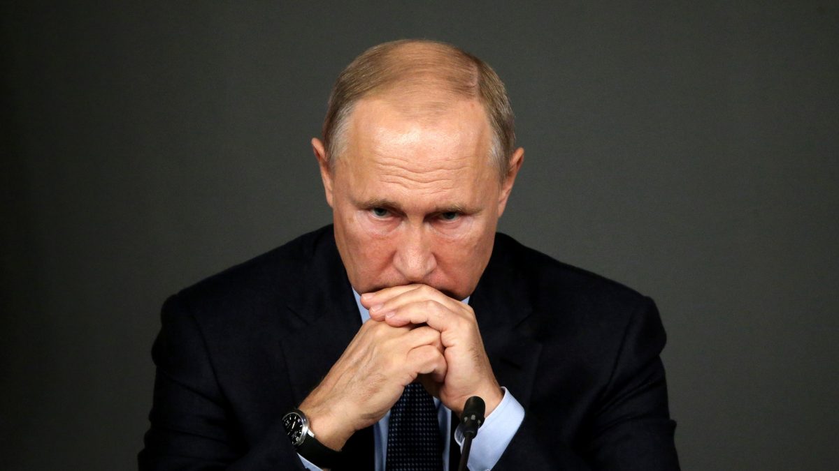 Путин е во самоизолација откако дел од неговото обезбедување заболеле од корона