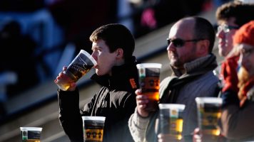 Се враќа алкохолот на англиските фудбалски стадиони?
