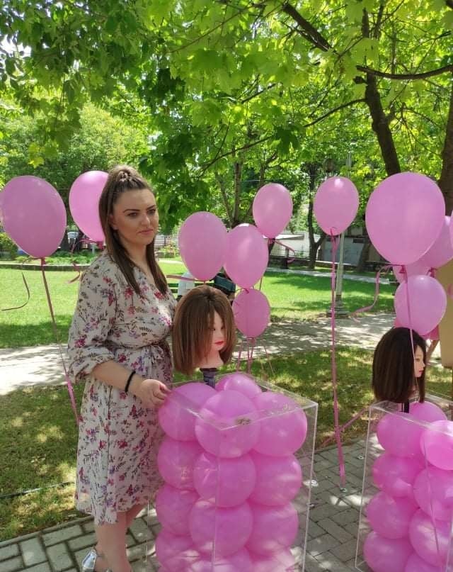 Секоја насмевка на болните од рак ми влева надеж дека барем малку сум помогнала: Сашка Кузманова од Кавадарци изработува перики за онколошките пациенти