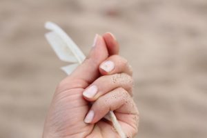 Секојдневни навики кои ги уништуваат ноктите