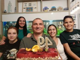 Стојанче Ангелов славеше роденден: Домашна забава со трите деца