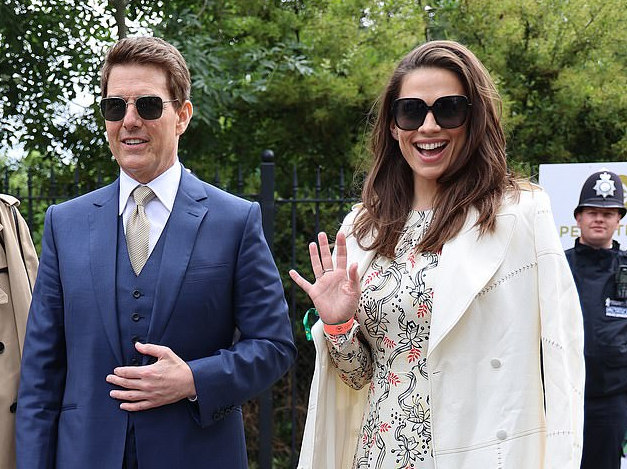 Том Круз раскина со 20 години помладата девојка