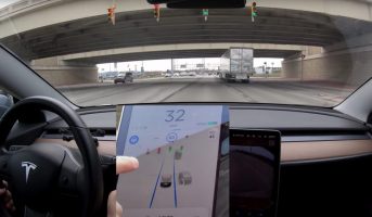 Tesla го прекина тестирањето на новиот автопилот