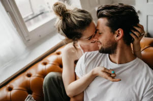 Љубовен хороскоп за ноември: Овните се во центарот на вниманието, биковите ги очекува ново познанство