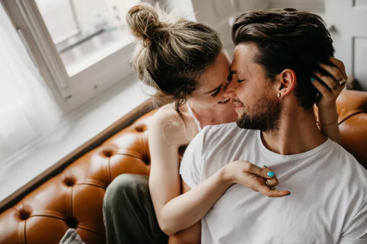 Љубовен хороскоп за ноември: Овните се во центарот на вниманието, биковите ги очекува ново познанство