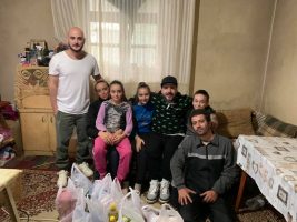 Андреј и Панчо донираа храна за семејство од светиниколско кое живее во трошна куќа со три деца