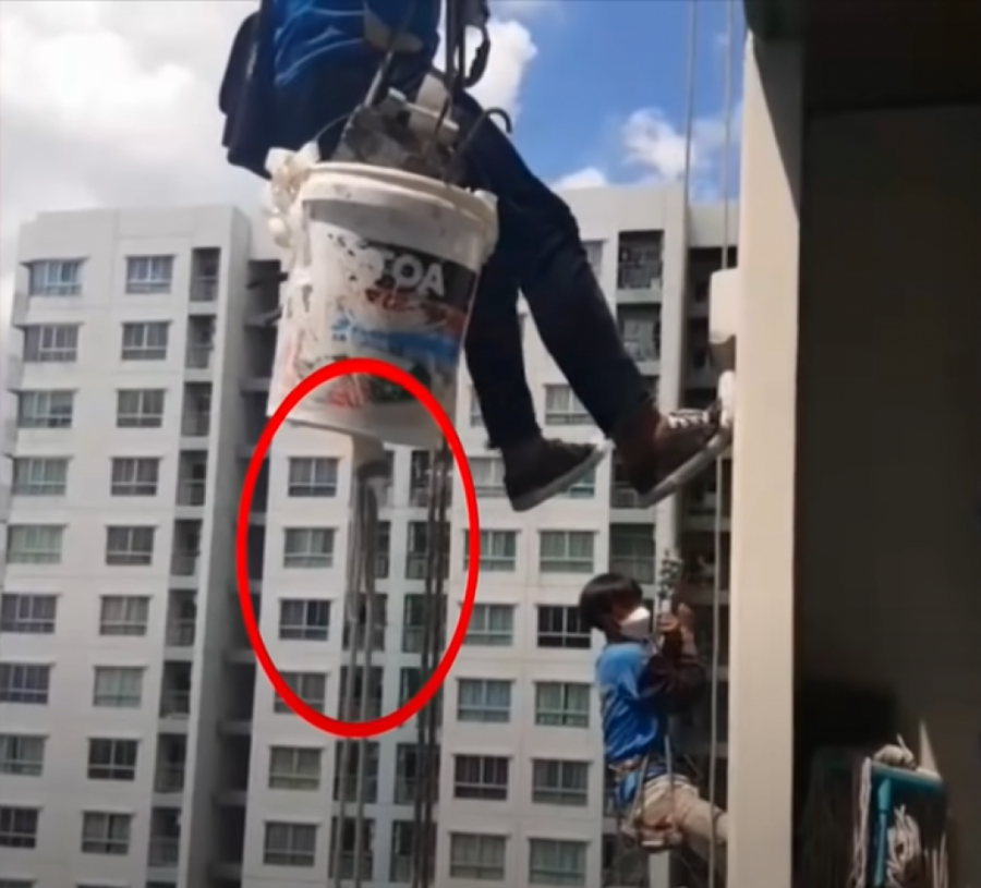 (Видео) Жена им го пресече јажето на молерите на 26 кат на нејзината зграда затоа што не ѝ се најавиле дека ќе работат