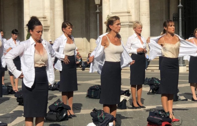 (Видео) Италијански стјуардеси се соблекоа на плоштад среде Рим во знак на протест за изгубените работни места