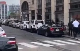 (Видео) Маж падна од девети кат од зграда врз паркирано БМВ во Њу Џерси