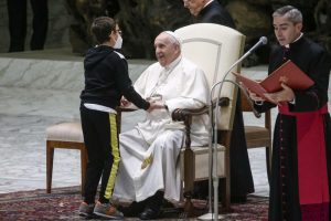 (Видео) Папата му ја подари капата на десетгодишно момче со пречки во развојот