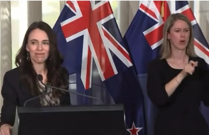 (Видео) Премиерката на Нов Зеланд ладна ко туш додека тресеше земјотрес на прес со новинарите