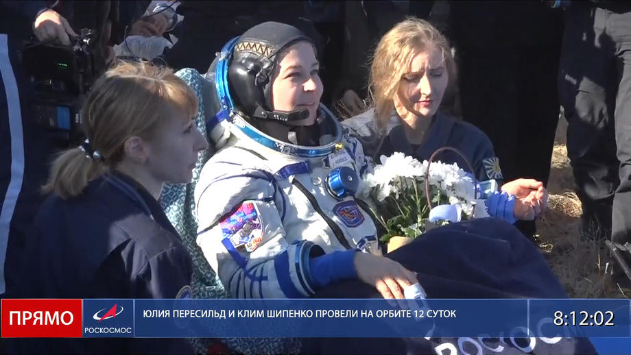 (Видео) Руската филмска екипа се врати на Земјата откако снимаше филм во вселената 